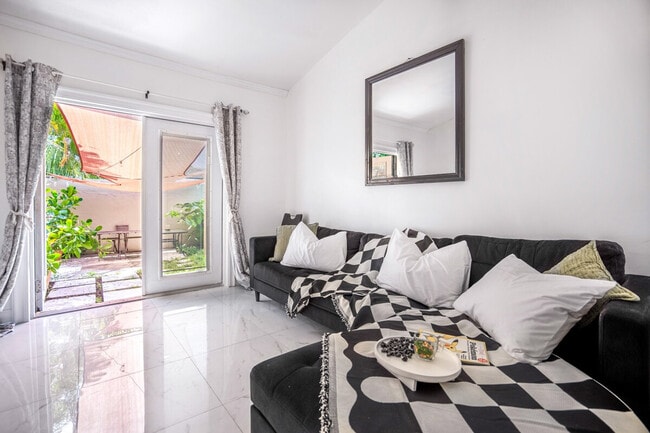 Building Photo - 422 NW 8th St Unit ID1294169P