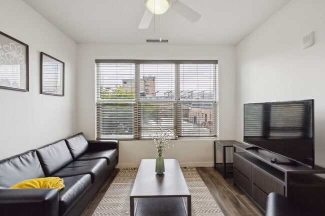 Building Photo - 305 E Front St Unit ID1261711P