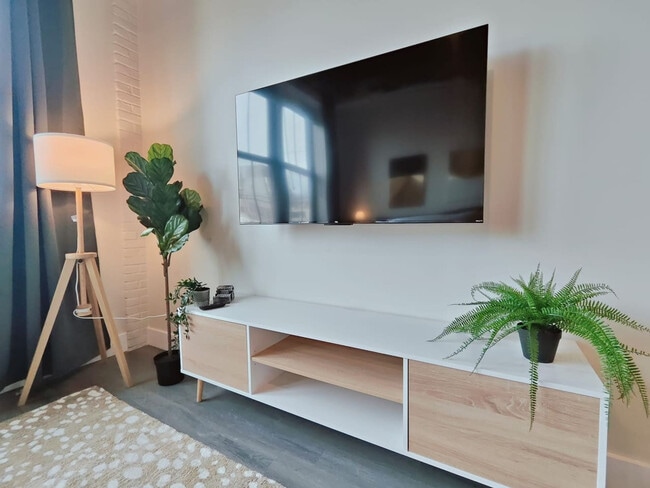 Building Photo - 200-10 W Roberts Ave Unit ID1289455P