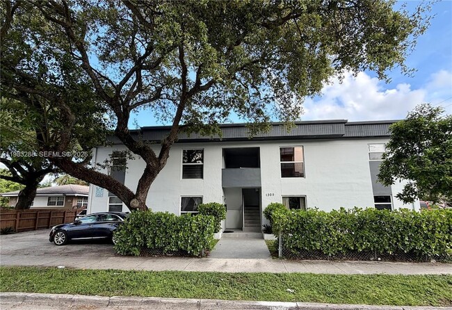Building Photo - 1305 NW 4th St Unit 3