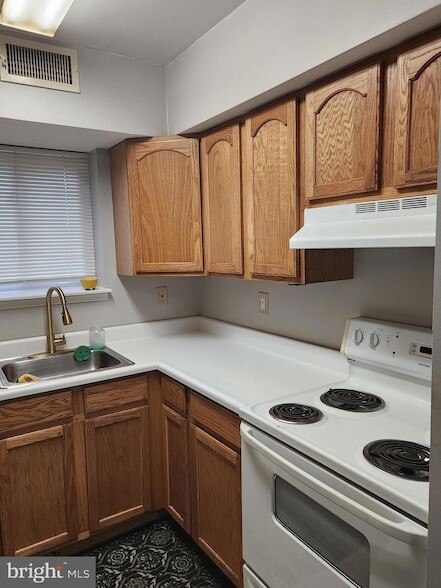 Photo - 8030-8000 Ditman St