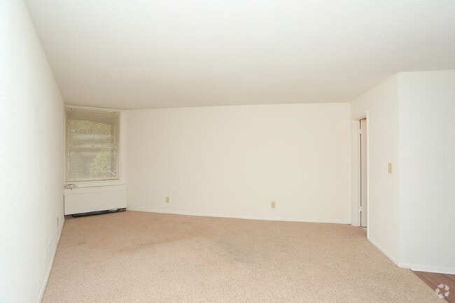 Studio, 1BA -50SF - University Garden