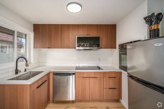 3BR, 2BA - 1,500SF - Kitchen - 3732 N Stevens St