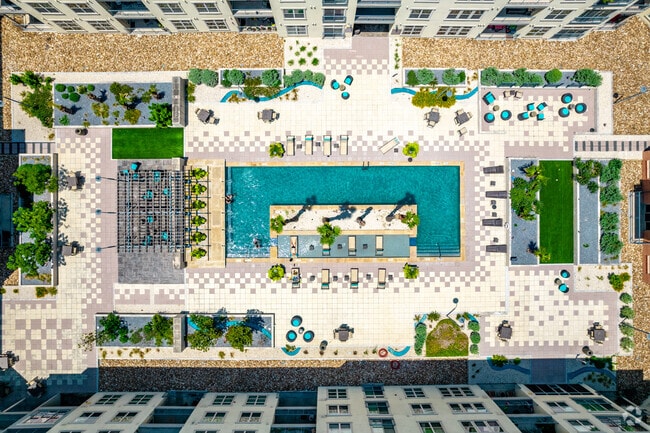 Resort Style Pool - Trove Southtown