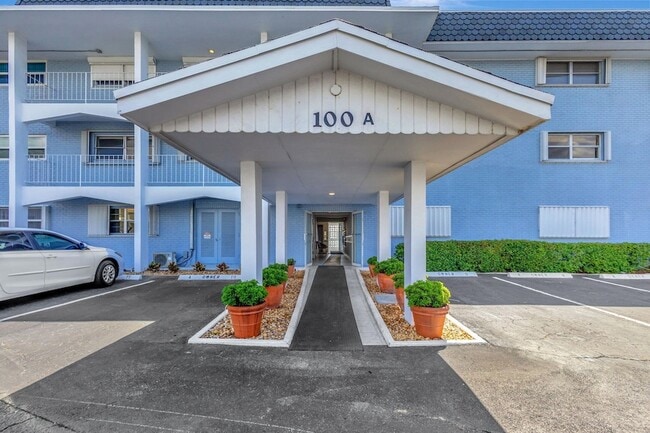 Building Photo - 100 Shore Ct Unit 210