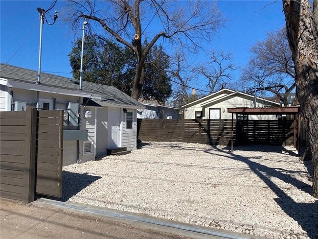 Photo - 1105 E 3rd St