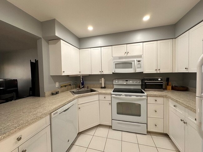 Building Photo - 100 Rosemary Way Unit 210
