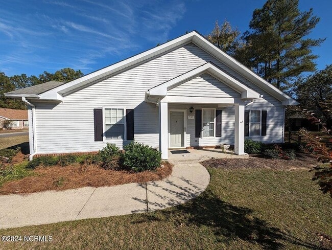 Photo - 727 Chancery Ln