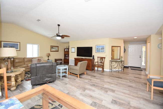 Building Photo - 3 Cherokee Ct W Unit ID1261596P