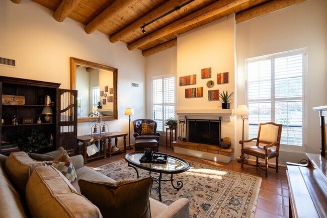 Interior Photo - 3121 E Claremont Ave