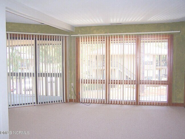 Photo - 220 Foxkroft Dr