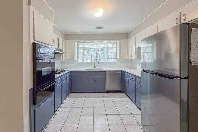 Photo - 8303 Edgemoor Dr