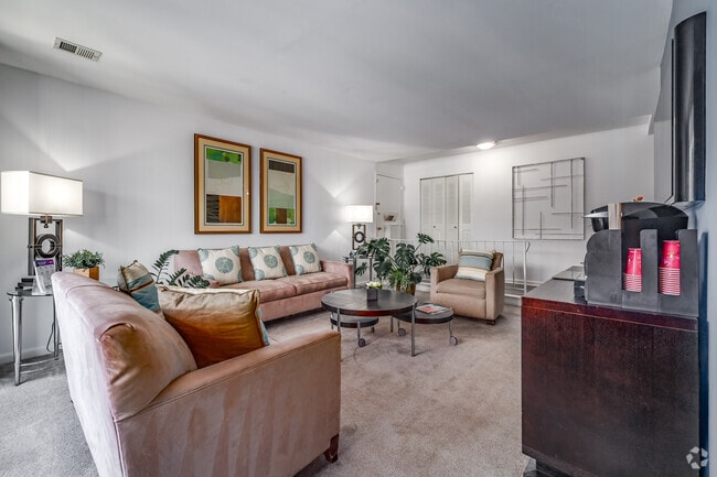 2BR, 2BA - 1,050SF - Living Room - Strathmore House Apartments