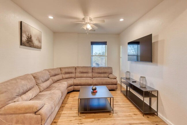 Building Photo - 742 E 2nd St Unit SI ID1023097P