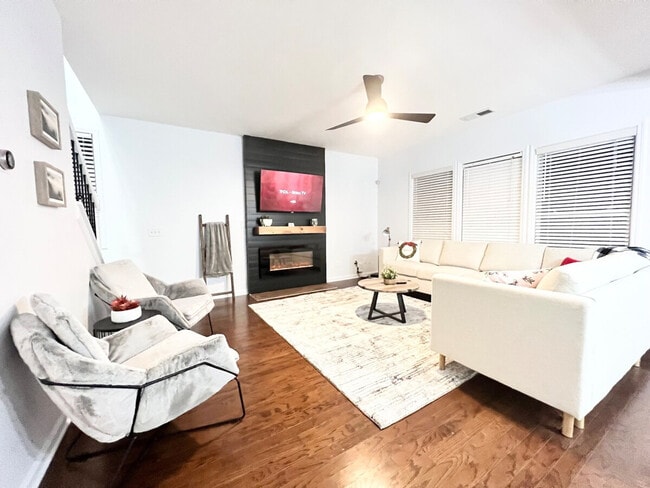 Building Photo - 5986 Trail Hikes Dr Unit ID1254386P