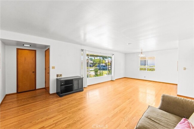 Photo - 454 N Shattuck Pl