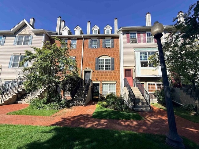 Building Photo - 161 Cottonwood St Unit 19D1
