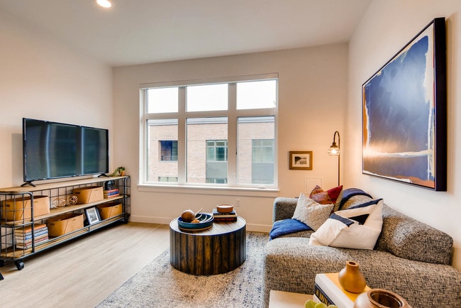 Huge Living Room Windows (Studio) - Holm at Sellwood