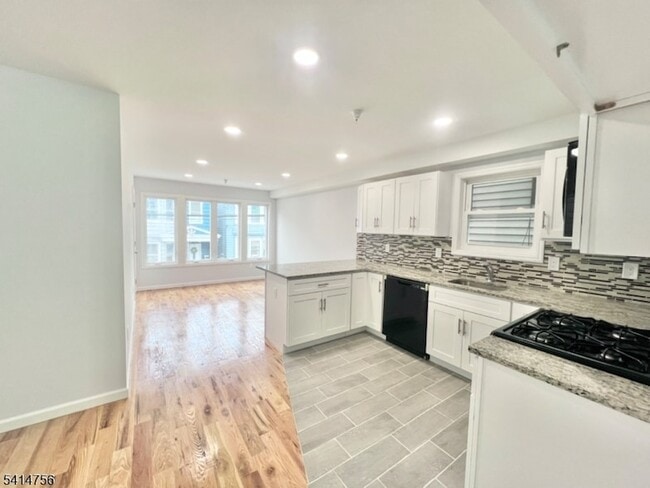 Building Photo - 40 Read St