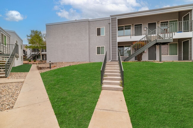 Albuquerque Apartments for Rent NE Heights off Tramway Blvd - Villa Serena Apartments