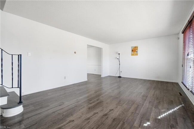 Photo - 912 Amherst Ln