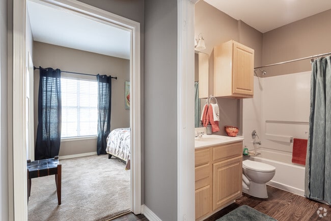 2BR, 2BA - 1,004SF - Lexington Place Apartments