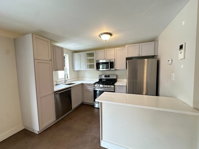 Building Photo - 327 Van Brunt St Unit 1