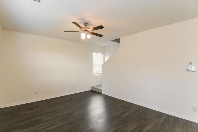 Photo - 520 Whitman Ln