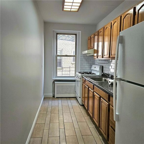 Building Photo - 868 E 7th St Unit 3