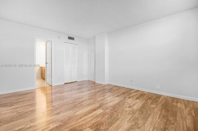 Building Photo - 250 Jacaranda Dr Unit 508