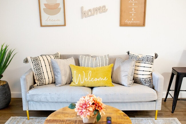 Building Photo - 619 S Cedar St Unit ID1296519P