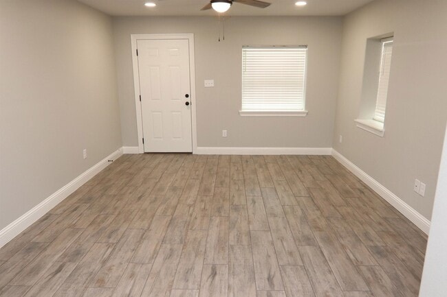 Photo - 240 Mill St