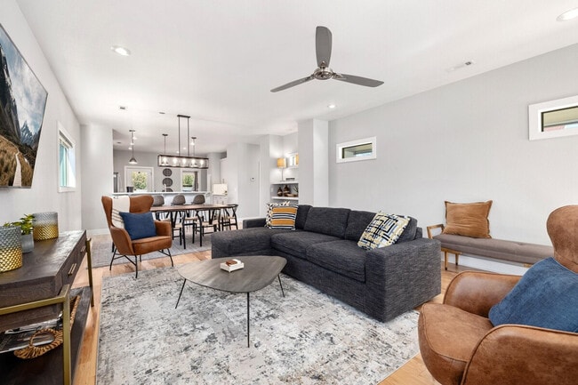 Building Photo - 28 E 7th St Unit ID1221827P