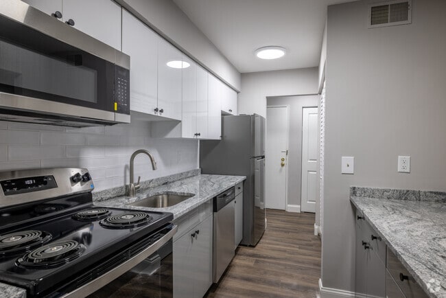 2BR, 2BA - 1,033SF - Kitchen - Forest Glen Apartments and Townhomes