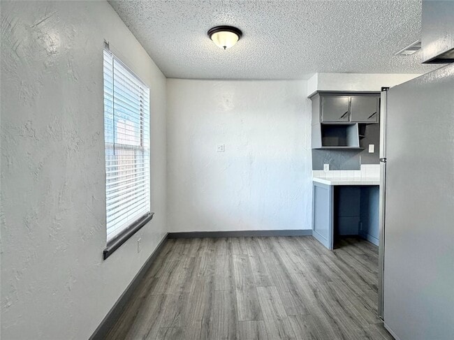 Photo - 2526 Louise St Unit B