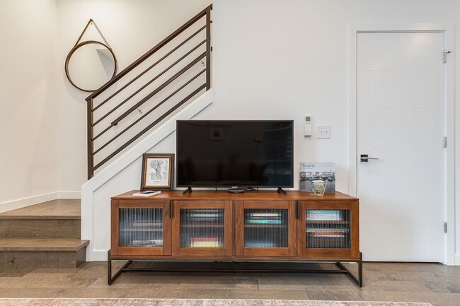 Photo - 762 Belmont Pl E Unit SI ID1036001P