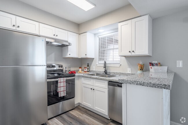 2BR, 2BA - 1008SF - Longfellow Apartments