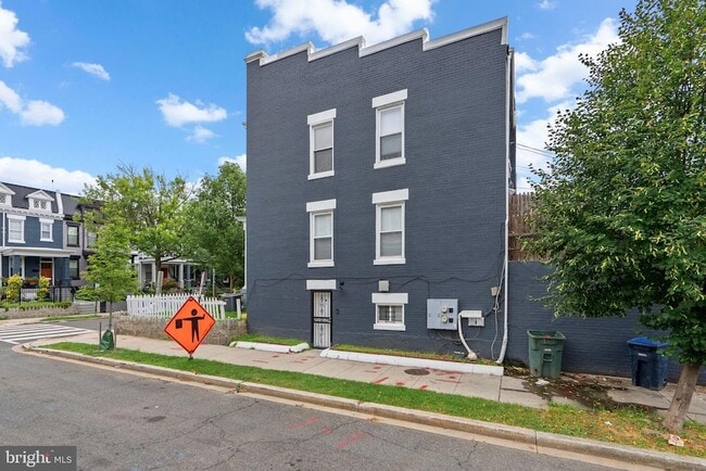 Photo - 141 Uhland Terrace NE