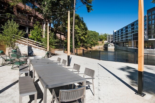 Enjoy a picnic next to the lake at the resident park - Vinings Lofts and Apartments