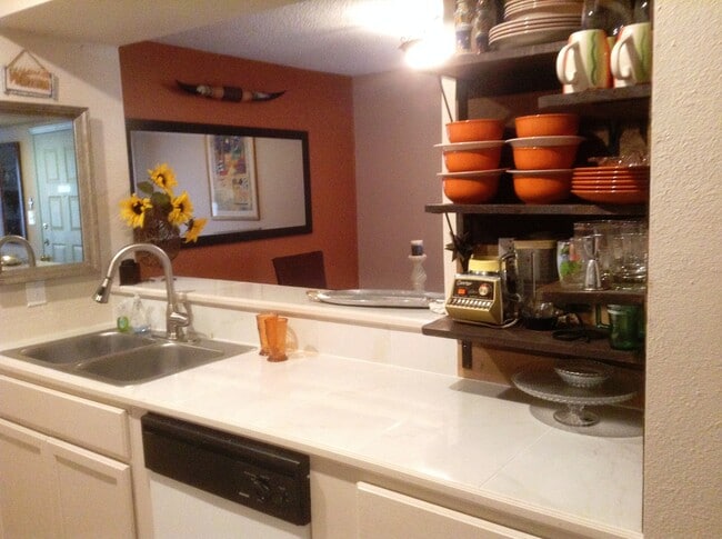 kitchen w/tiled counters - Lago Viejo South