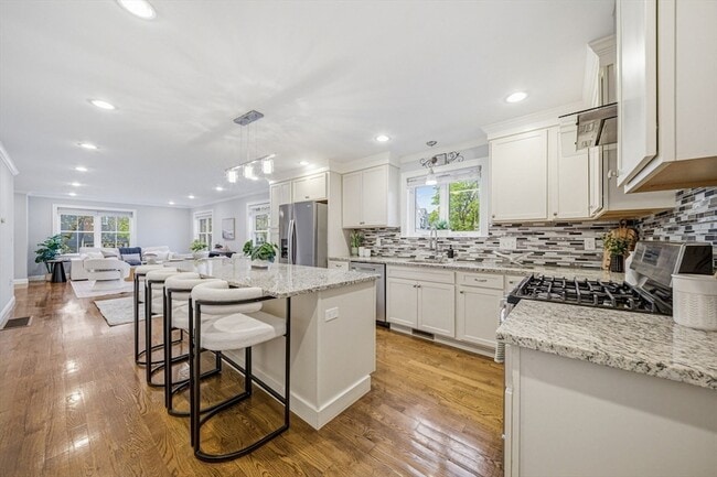 Photo - 305 Lynn St