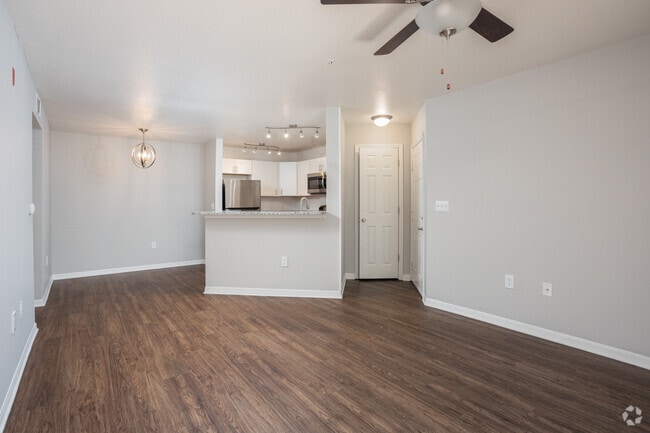 2BR, 2BA - 990SF - Royal Point Apartments