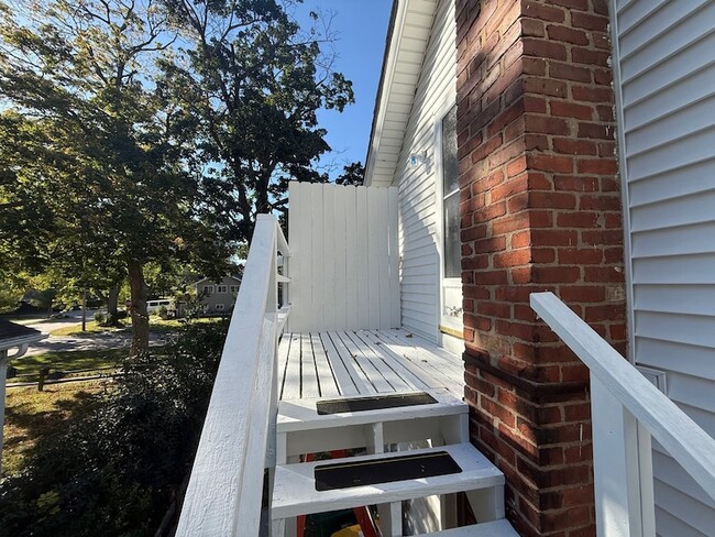 Building Photo - 326 S Walnut St Unit UPPER