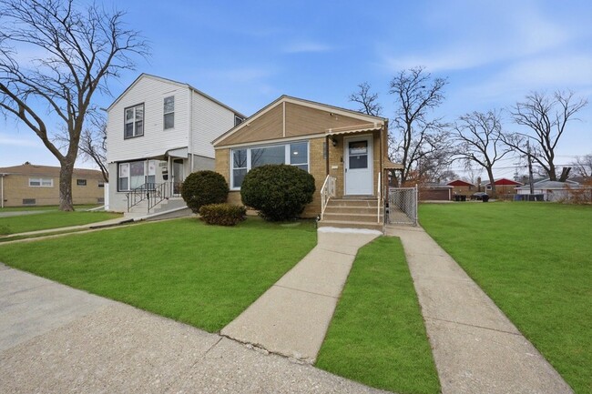 Building Photo - 4605 S Laramie Ave