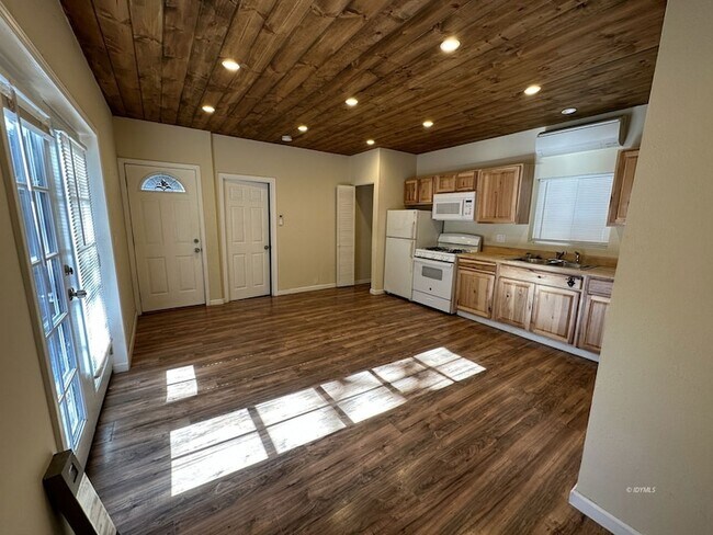 Photo - 25873 Cedar St