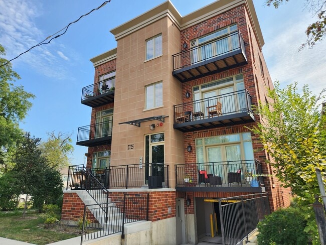 Exterior - Large 2 Bedroom Apartment with Heated Garage