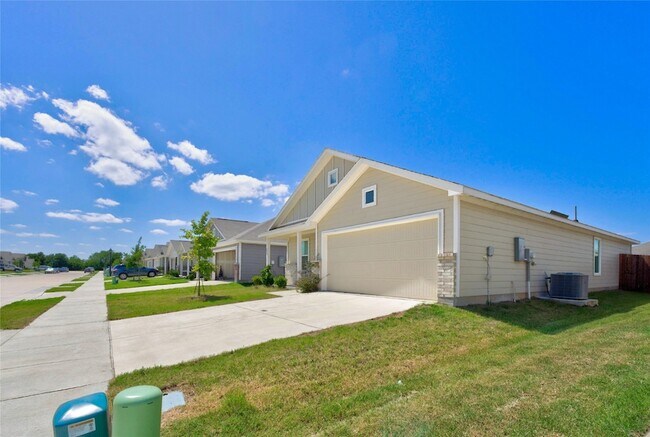 Photo - 320 Dewberry St