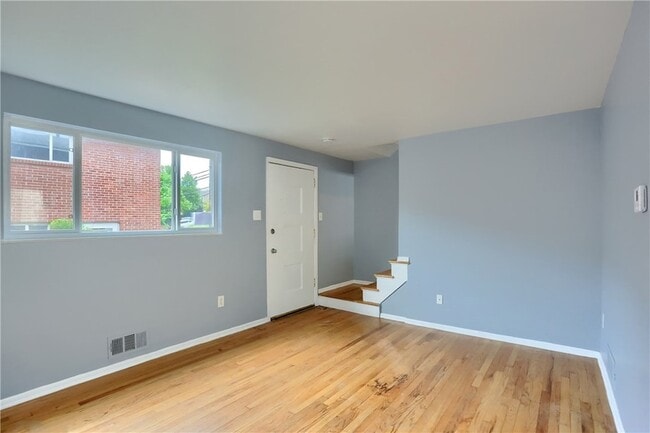 Photo - 440 Brierly Ln