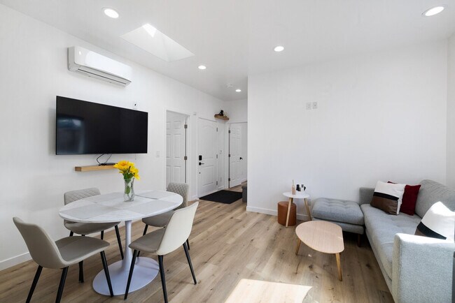 Photo - 1048 Empey Way Unit SI ID1523930P