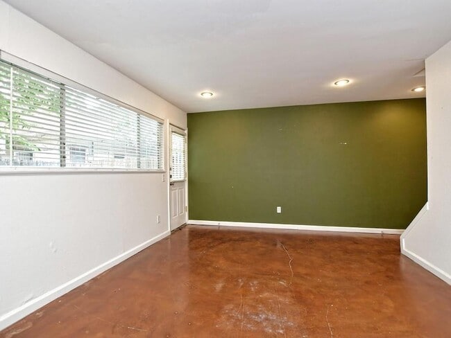 Photo - 604 Franklin Blvd Unit B